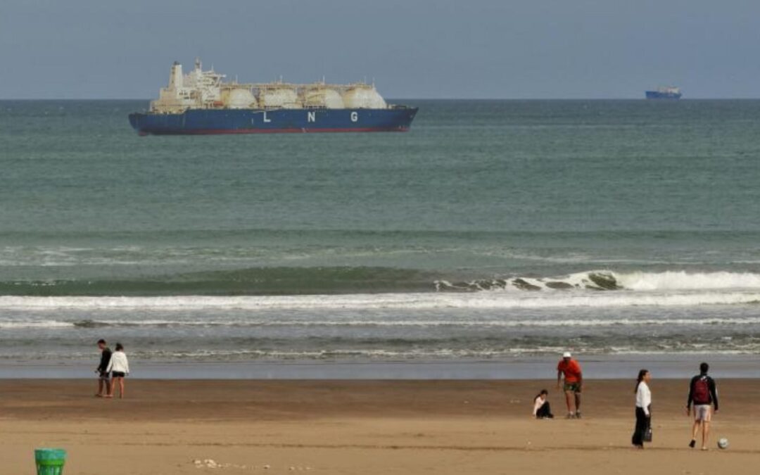 Planean instalar un megabuque de gas frente a las playas de Las Grutas